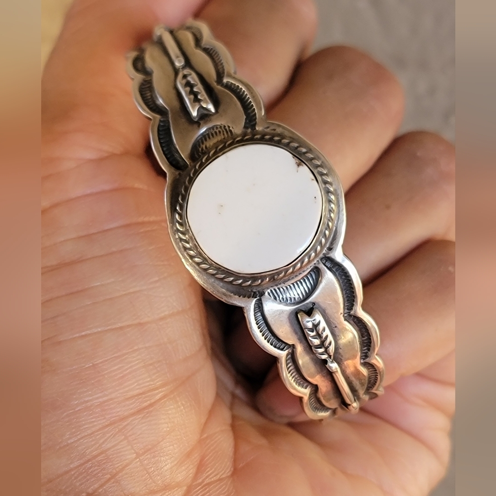 Absolutely stunning Native American Diné Navajo Russell Sam signed white buffalo